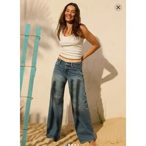 American Eagle Low Rise Ultra Wide Leg Jeans Size 2 Short Light Wash Denim